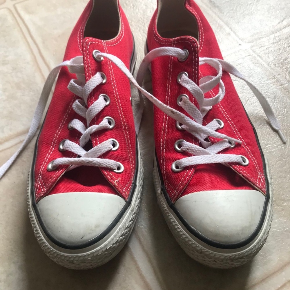 Red converse. Excellent condition!!